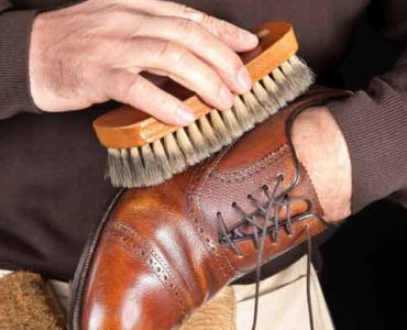 طريقة تنظيف الأحذية الجلد